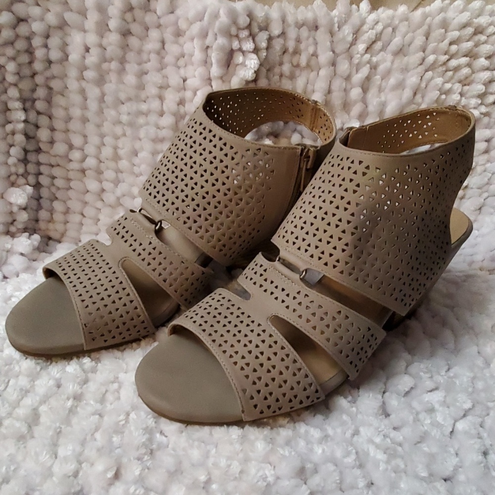 SOUL NATURALIZER ECRU 2.5" HEELS WIDE HEEL STYLE